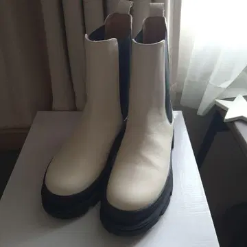 아틀리에 블루쥬 화이트 사이드 고어 탱크솔 부츠 소가죽 23.5