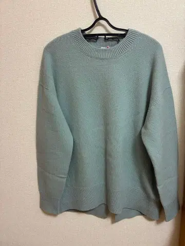 탁한 블루 크루넥 스웨터