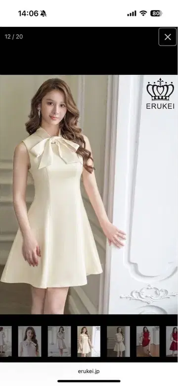 리본 포함 크림색 드레스
