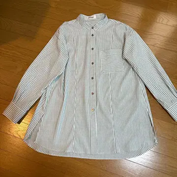 [새상품급] 광택감 있는 그린 스트라이프 튜닉 블라우스