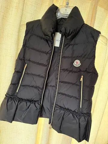MONCLER 블랙 다운 베스트 프릴