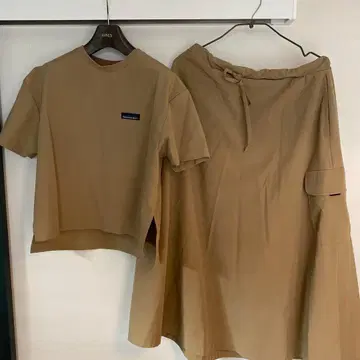 THOUSAND MILE 베이지 셋업 상의 스커트