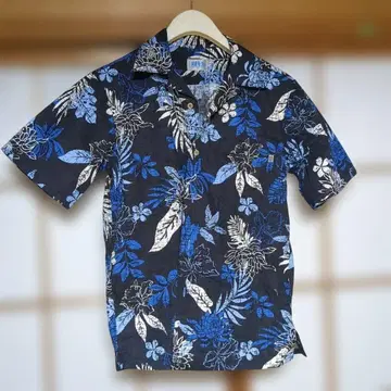 오키나와제 하와이안 셔츠 M 블랙 블루 화이트 플라워 패턴