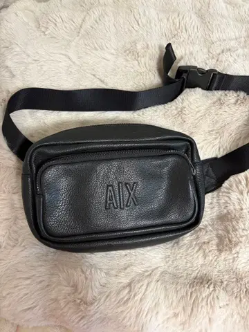 AIX 블랙 가죽 바디백