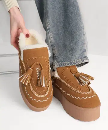 VIVIAN 모후포카 통굽 태슬 사보 어그 부츠