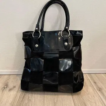 존 그레이 블랙 에나멜 체크 무늬 핸드백