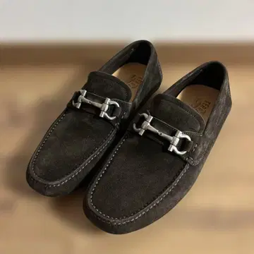 Ferragamo 다크 브라운 스웨이드 로퍼