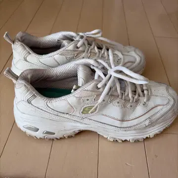 Skechers 화이트 스니커즈