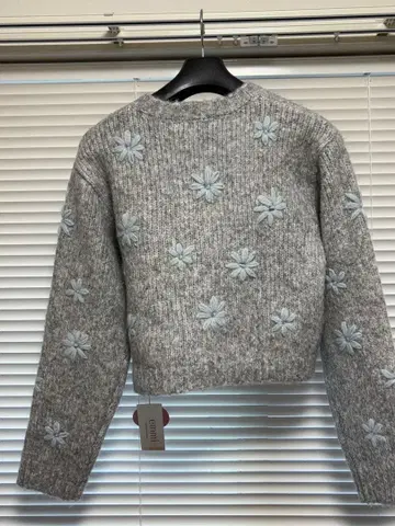 emmi 꽃무늬 자수 그레이 크롭 니트 스웨터