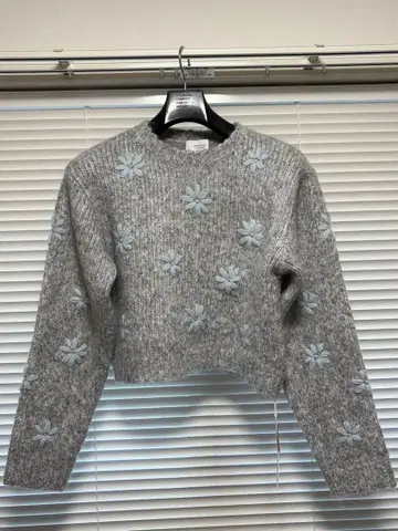 emmi 꽃무늬 자수 그레이 크롭 니트 스웨터