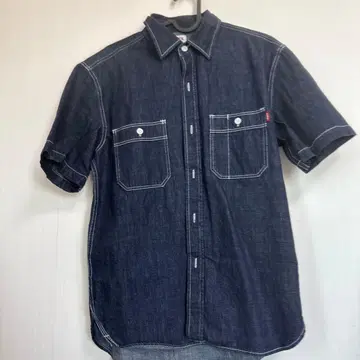 다크 데님 반팔 셔츠와 스트레이트 팬츠 셋업