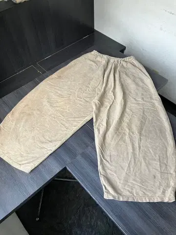 UZU UZUiRO 베이지 벌룬 팬츠