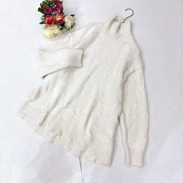 새상품급 완판템 유니클로 (M) 하이넥 니트 스웨터 오버 사이즈 화이트