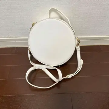 원형 화이트 숄더백
