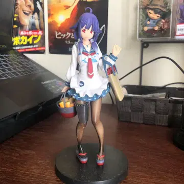 피규어 손을 든 캐릭터