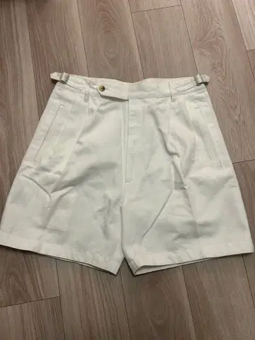 H 화이트 숏팬츠