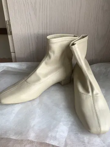 크림색 숏부츠 낮은 굽