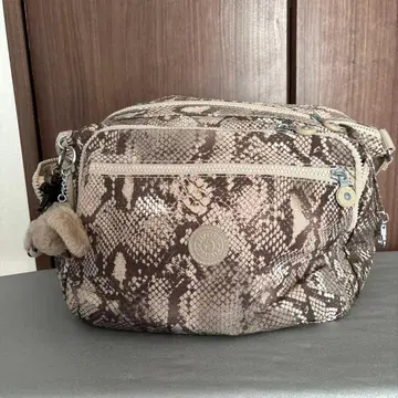 kipling 스네이크 패턴 숄더백