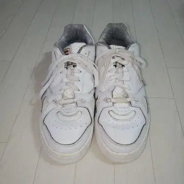 FILA 화이트 스니커즈 26cm