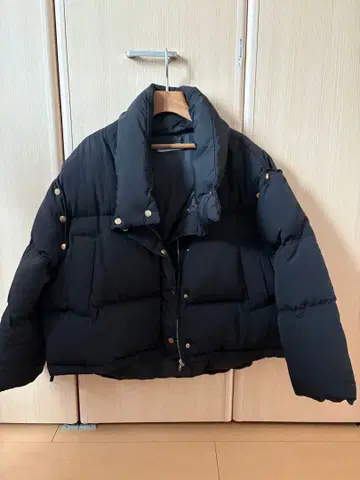 숏 기장 블랙 다운 자켓