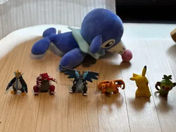 포켓몬 피규어 세트와 어흥염 봉제 인형