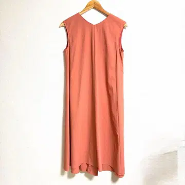 코랄 핑크 슬리브리스 A라인 원피스