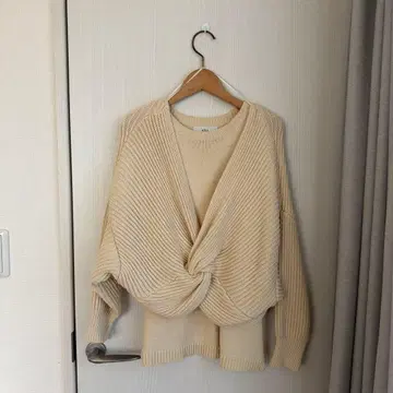 [ AZUL by moussy ] 베이지 매듭 디자인 니트