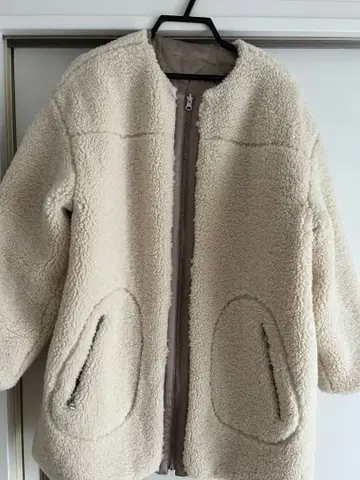 크림색 플리스 자켓