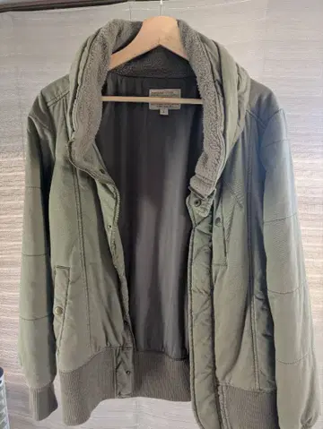 후드 부착 올리브 그린 자켓