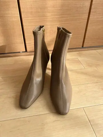 르 탈롱 베이지 지퍼 달린 숏부츠 사이즈 L