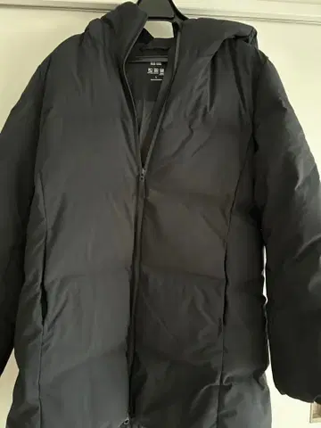 후드 부착 블랙 다운 자켓