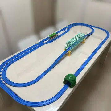 프라레일 레이아웃 세트 파란색 레일과 그린 컬러의 다리