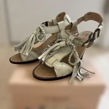 JILLSTUART 프린지 장식 화이트 샌들