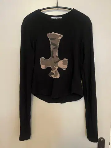 NUEUN 카모플라쥬 십자가 모티브 긴팔 T셔츠