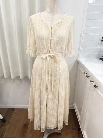 아이보리 미디 기장 원피스 버튼 포함