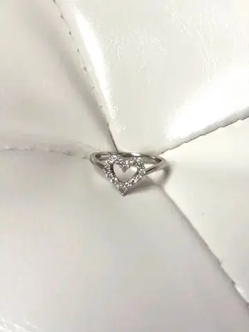 화이트 골드 하트 다이아몬드 반지