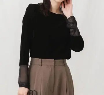 [ 새상품 ] Gready Brilliant 벨로아 소매 튤 보트넥 상의