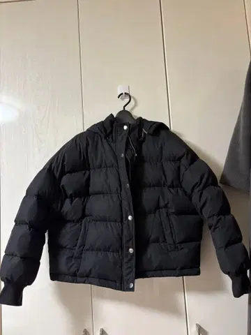 jouetie 블랙 다운 자켓 숏 기장 프리 사이즈 후드 탈부착 가능