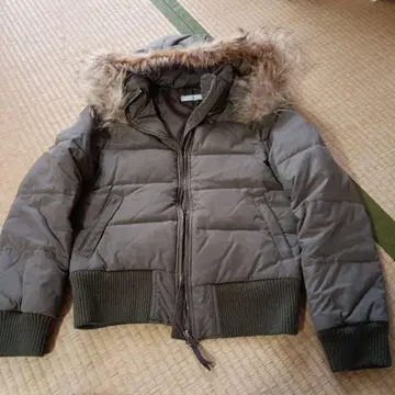 후드 부착 올리브 그린 다운 자켓