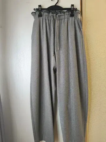 라리아무 그레이 팬츠 사이즈 38 미사용 새상품