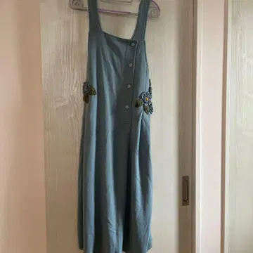 자수 버튼이 달린 그레이 원피스