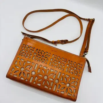 레어 겐텐 플라워 컷워크 가죽 숄더백 카멜 천연 가죽