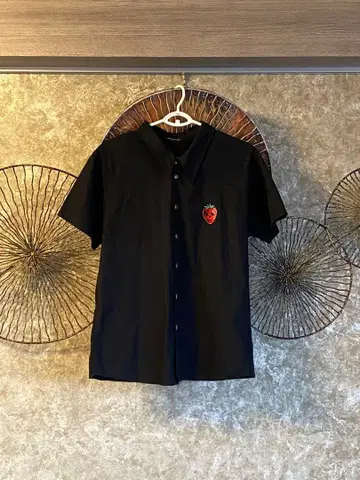 MILK BOY 딸기 자수 반팔 셔츠 블랙