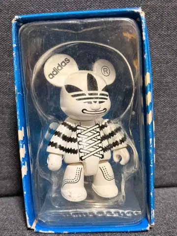 adidas Bearbrick 피규어 초레어