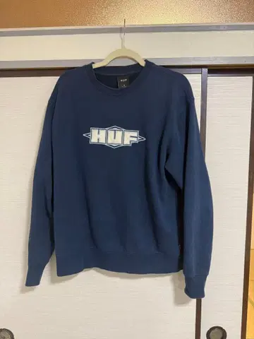 HUF 네이비 로고 크루넥