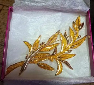 잎 모양 골드 브로치