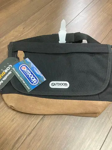 OUTDOOR PRODUCTS 숄더백 블랙과 브라운