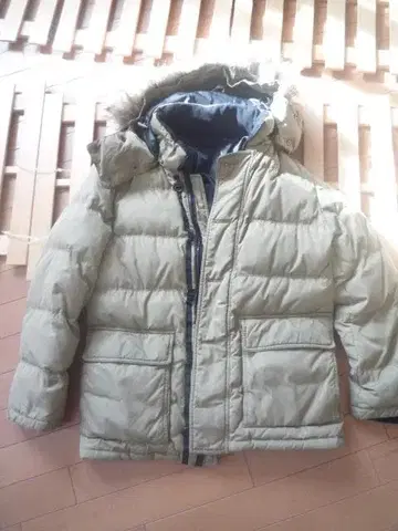 유니클로 M 사이즈 후드 부착 베이지 다운 파카 자켓