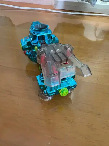 파란색 투명 부품 로봇 완구