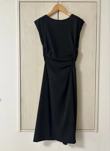 블랙 슬리브리스 원피스